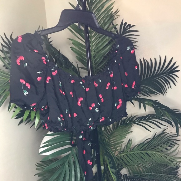 Cherry print tie crop top - Picture 2 of 3